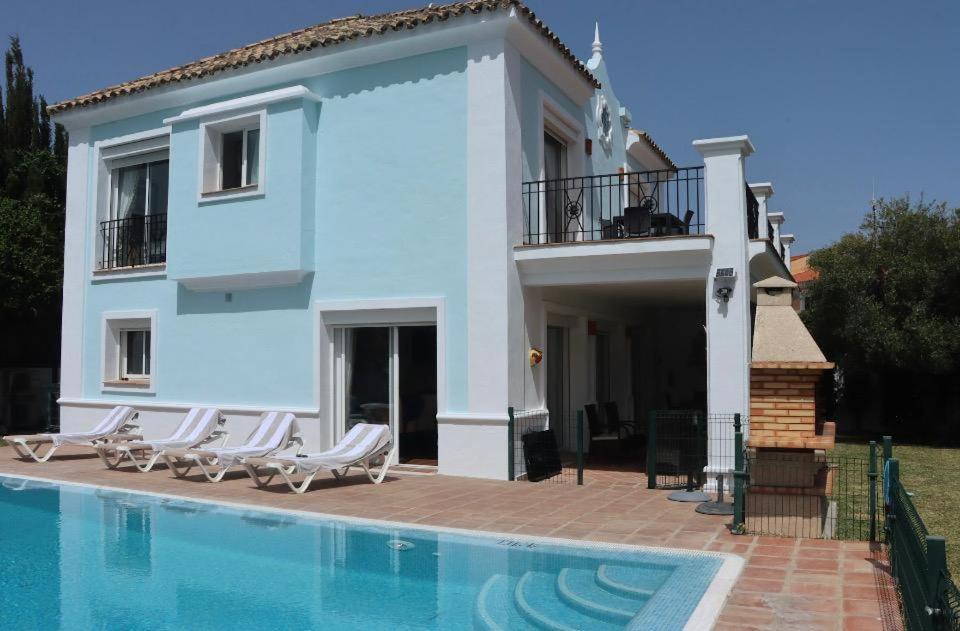 Detached 4 Bed Duquesa With Private Infinity Pool Close To Port And Villa *