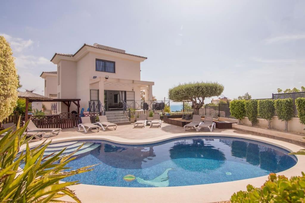 Moderna Con Piscina Villa
