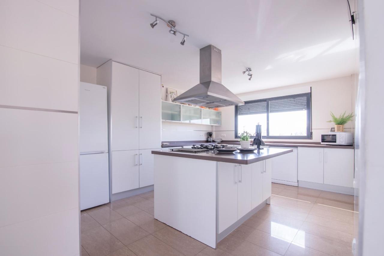Moderna Con Piscina Villa