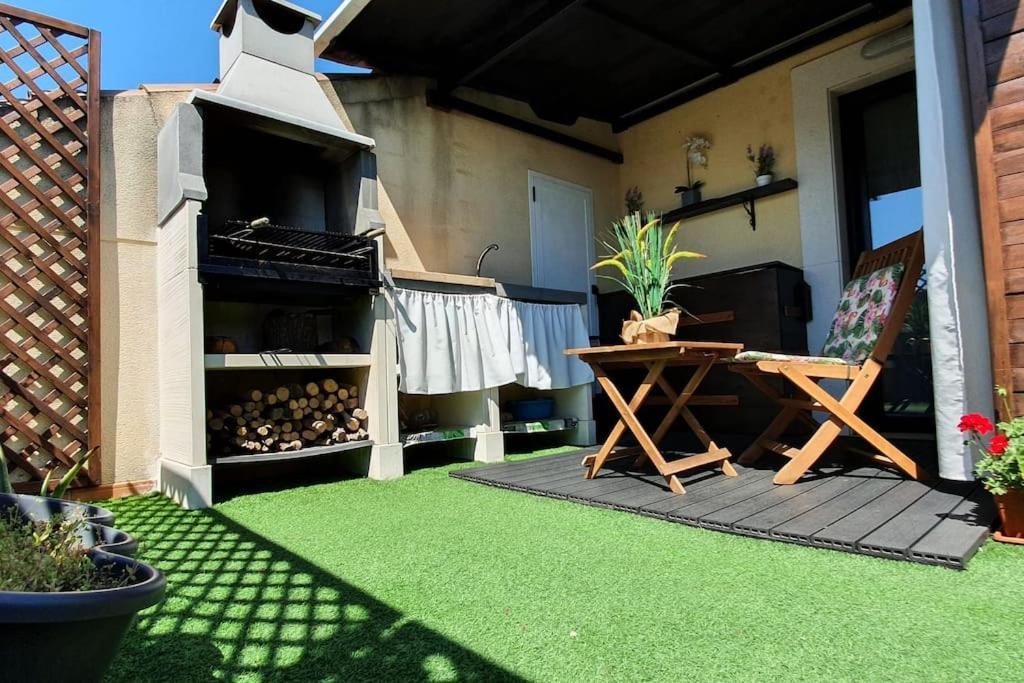 Sunhouse - Hermoso Atico En El Pueblo - Aire Acondicionado Y Bbq Area Habitación en casa particular