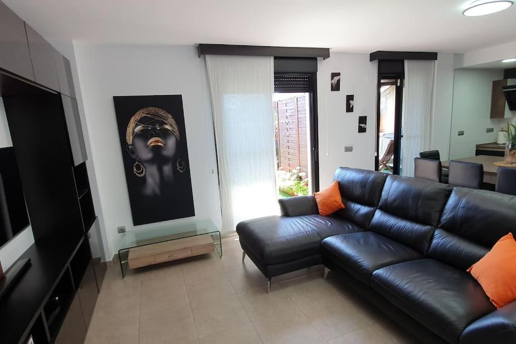 Habitación en casa particular Sunhouse - Hermoso Atico En El Pueblo - Aire Acondicionado Y Bbq Area