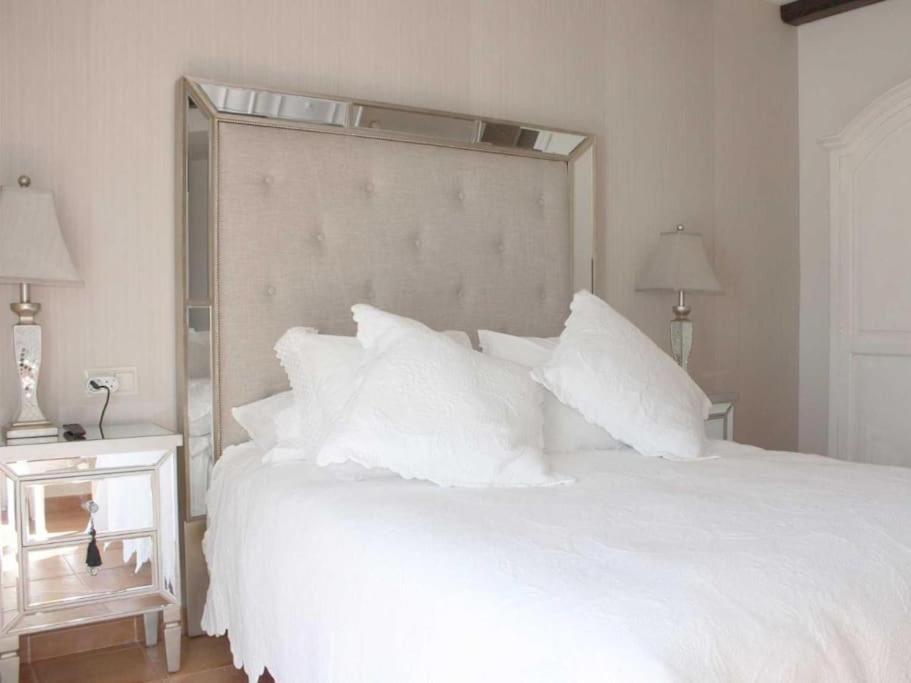 Stylish 3 Bedroom, 2 Bath With Sun Terrace, Gorgeous Sea Views, Air Conditioning, Wi-fi & Communal Swimming Pool Сasa de vacaciones *