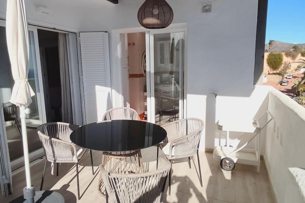 Stylish 3 Bedroom, 2 Bath With Sun Terrace, Gorgeous Sea Views, Air Conditioning, Wi-fi & Communal Swimming Pool Сasa de vacaciones