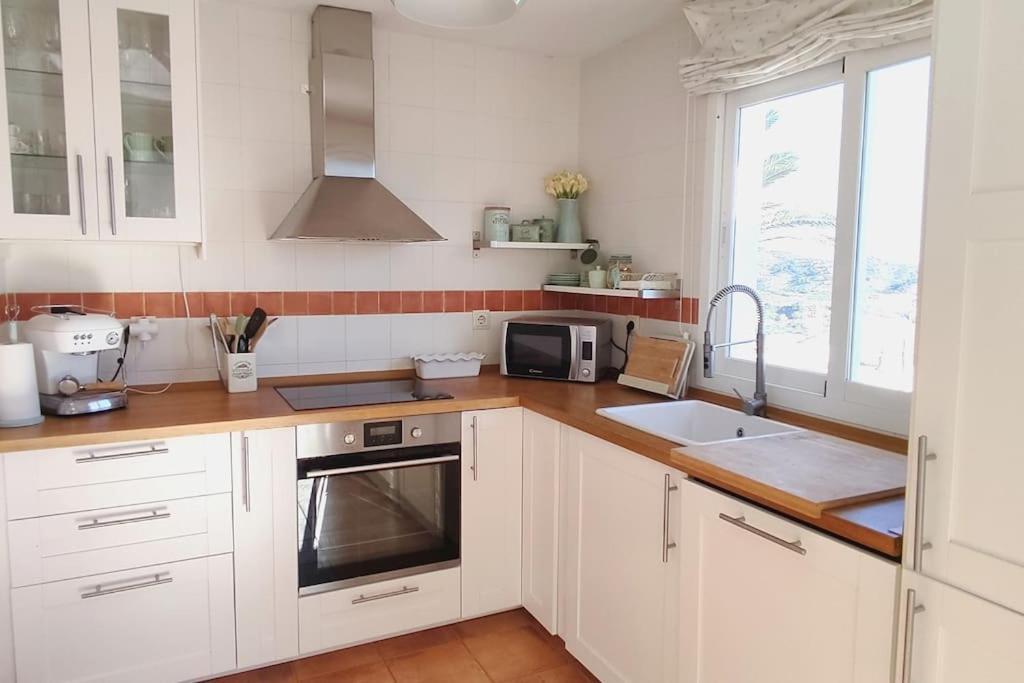 Stylish 3 Bedroom, 2 Bath With Sun Terrace, Gorgeous Sea Views, Air Conditioning, Wi-fi & Communal Swimming Pool Сasa de vacaciones La Herradura (Granada)