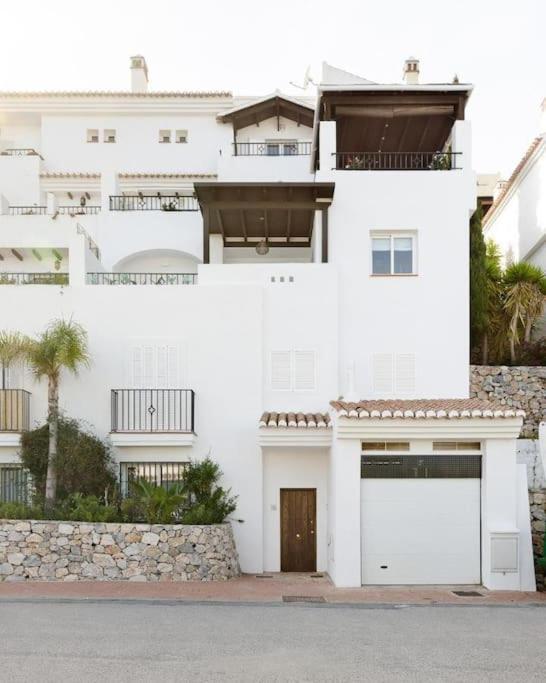 Сasa de vacaciones Stylish 3 Bedroom, 2 Bath With Sun Terrace, Gorgeous Sea Views, Air Conditioning, Wi-fi & Communal Swimming Pool La Herradura (Granada)