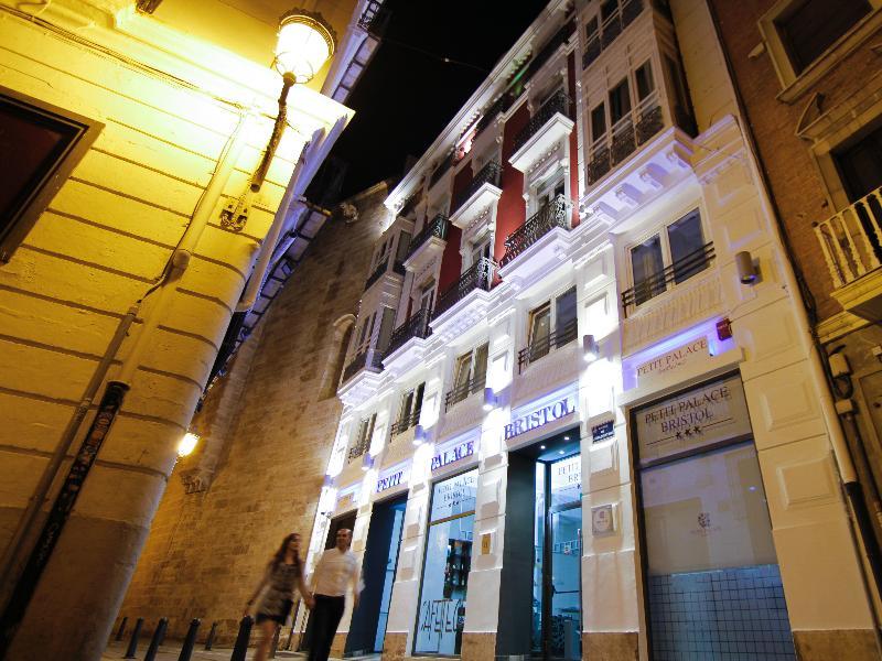 Hotel Petit Palace Plaza De La Reina 3*