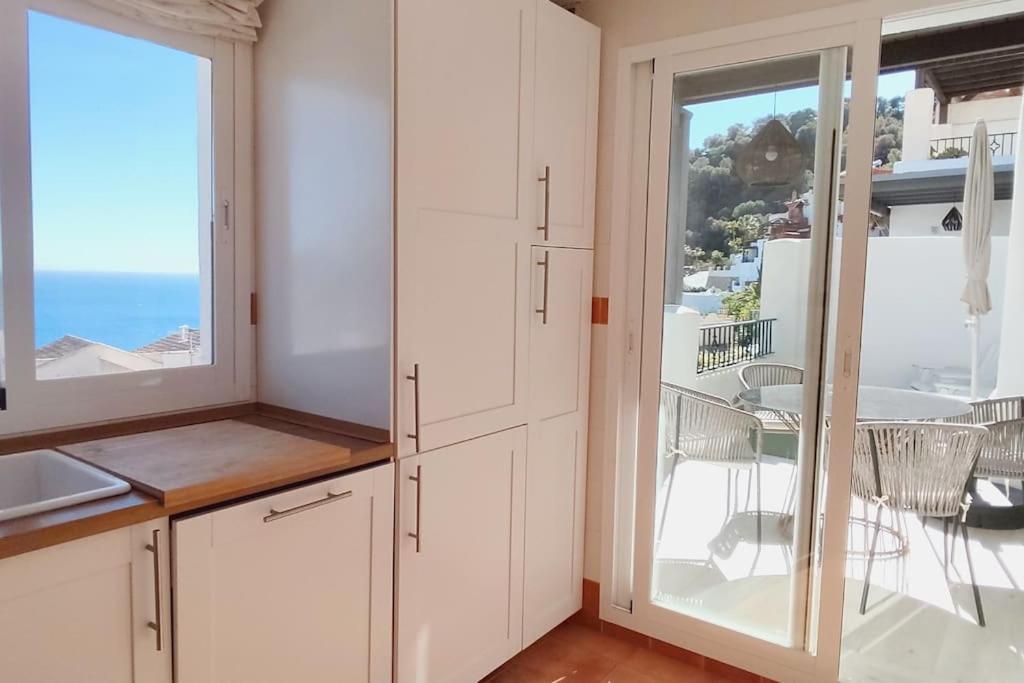 Stylish 3 Bedroom, 2 Bath With Sun Terrace, Gorgeous Sea Views, Air Conditioning, Wi-fi & Communal Swimming Pool Сasa de vacaciones La Herradura (Granada)