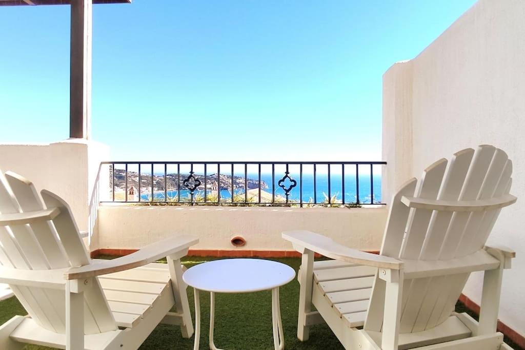 Stylish 3 Bedroom, 2 Bath With Sun Terrace, Gorgeous Sea Views, Air Conditioning, Wi-fi & Communal Swimming Pool Сasa de vacaciones