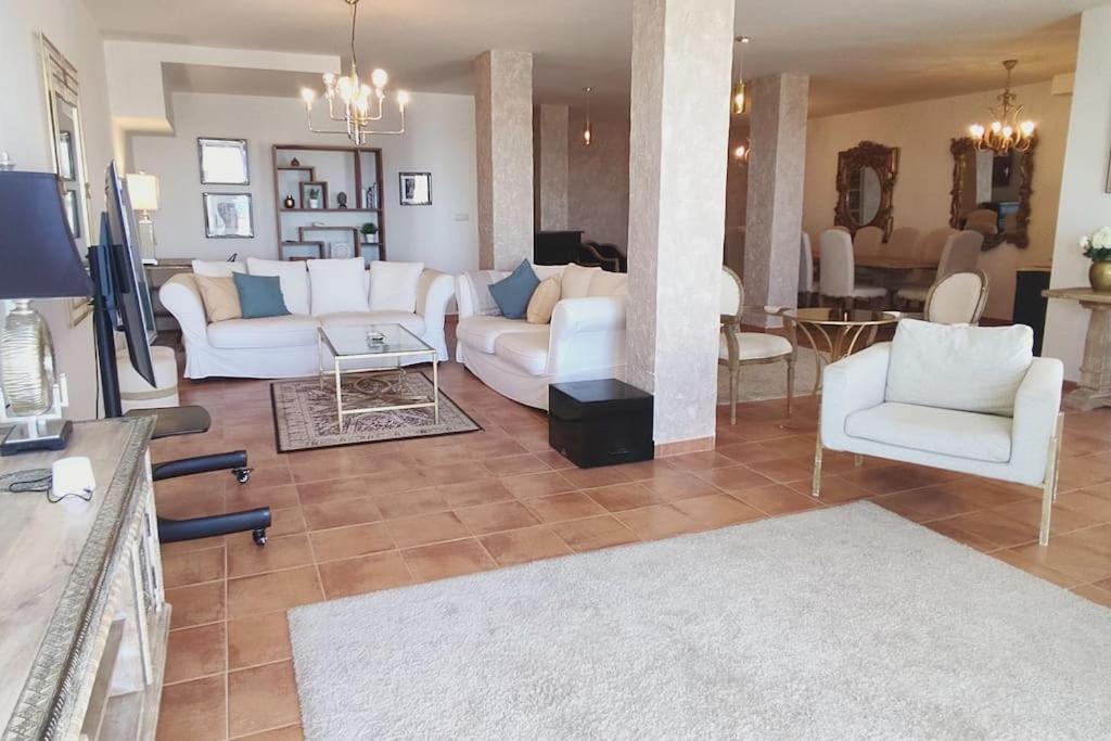 Сasa de vacaciones Stylish 3 Bedroom, 2 Bath With Sun Terrace, Gorgeous Sea Views, Air Conditioning, Wi-fi & Communal Swimming Pool
