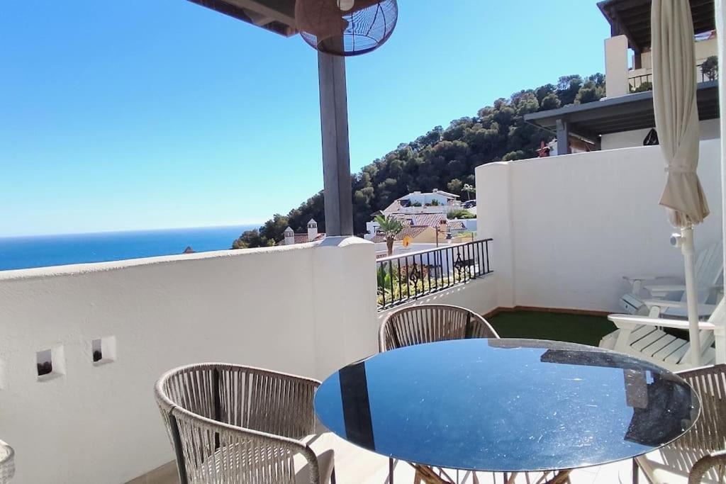 Stylish 3 Bedroom, 2 Bath With Sun Terrace, Gorgeous Sea Views, Air Conditioning, Wi-fi & Communal Swimming Pool Сasa de vacaciones *