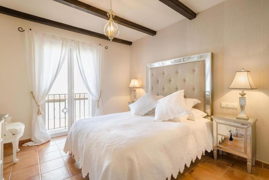Stylish 3 Bedroom, 2 Bath With Sun Terrace, Gorgeous Sea Views, Air Conditioning, Wi-fi & Communal Swimming Pool Сasa de vacaciones *