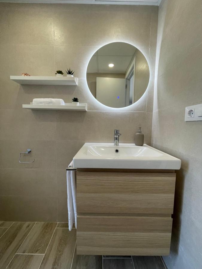 Apartamento Nuevo, Primera Linea De Playa, Con Piscina Y Vistas Al Mar *