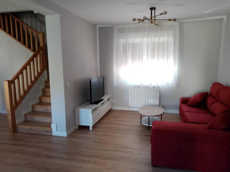 Сasa de vacaciones Casa Julio, Bonita Casa Comoda Y Espaciosa, Totalmente Reformada Con Terraza Y Jardin Privado *