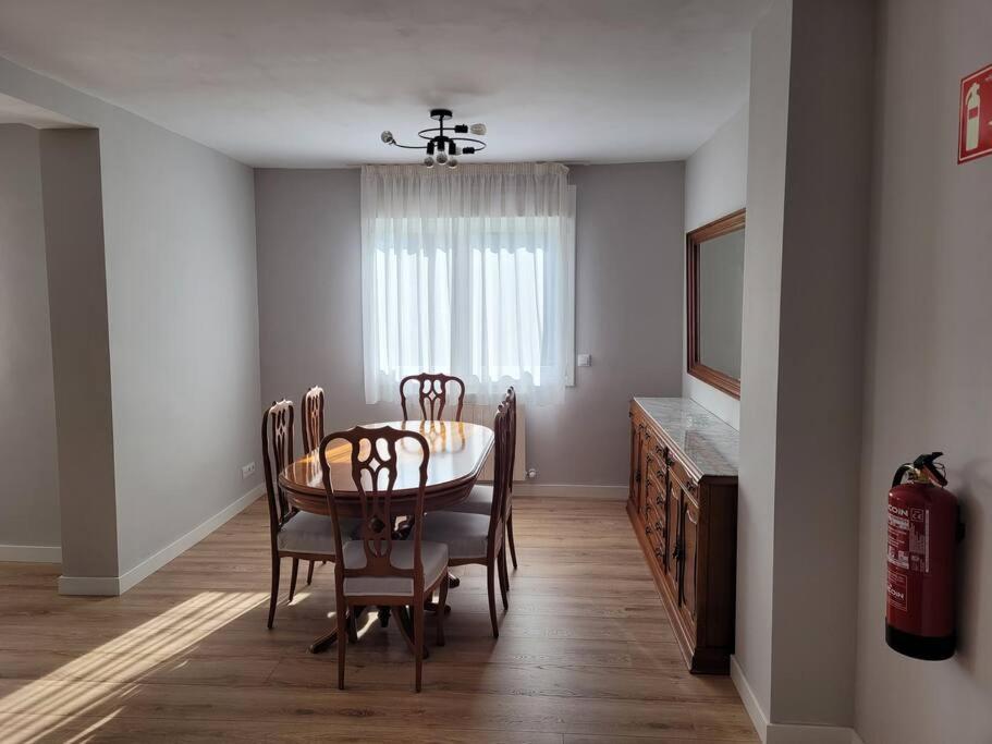Сasa de vacaciones Casa Julio, Bonita Casa Comoda Y Espaciosa, Totalmente Reformada Con Terraza Y Jardin Privado