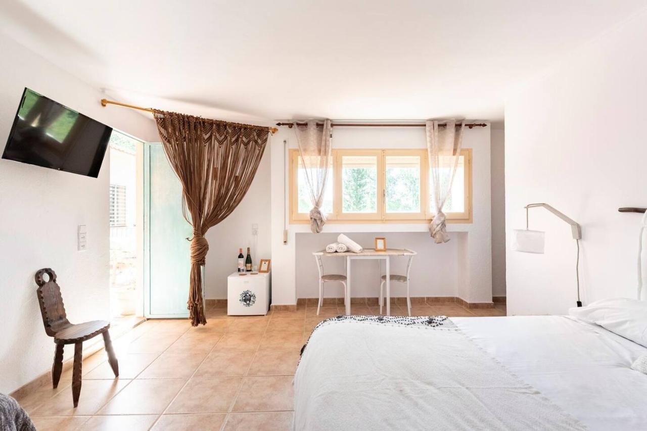 Aldeamia, Forest, Mountain View, At 8 Min Bed & Breakfast *