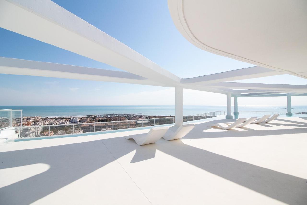 Global Properties, 5 Personas Con Terraza