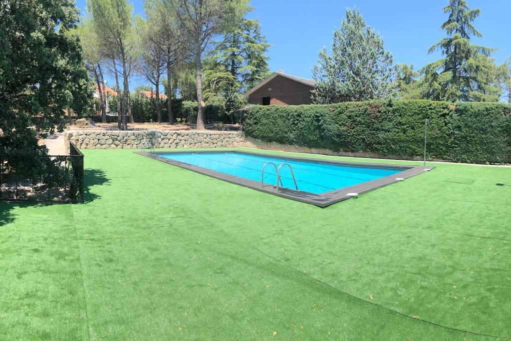 Сasa de vacaciones Rana, Con Amplio Jardin, Barbacoa Y Piscina Valdemorillo