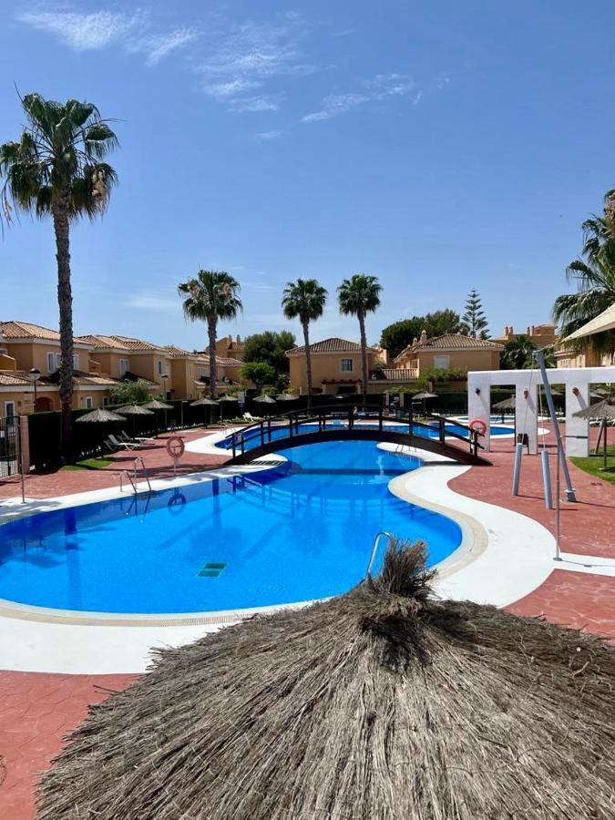House Sleeps 6, Large Pool Walk To