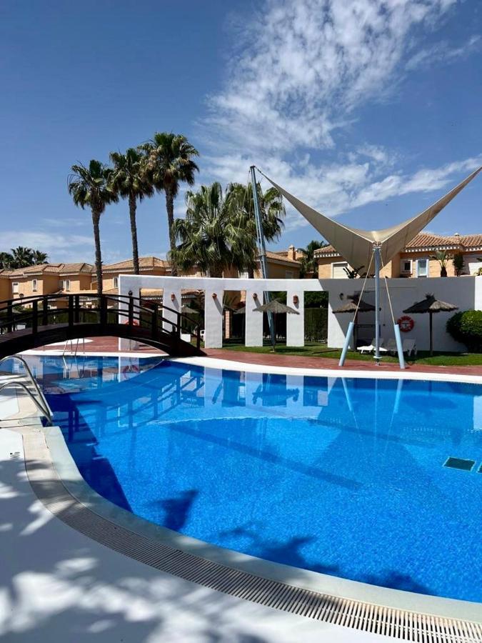 House Sleeps 6, Large Pool Walk To