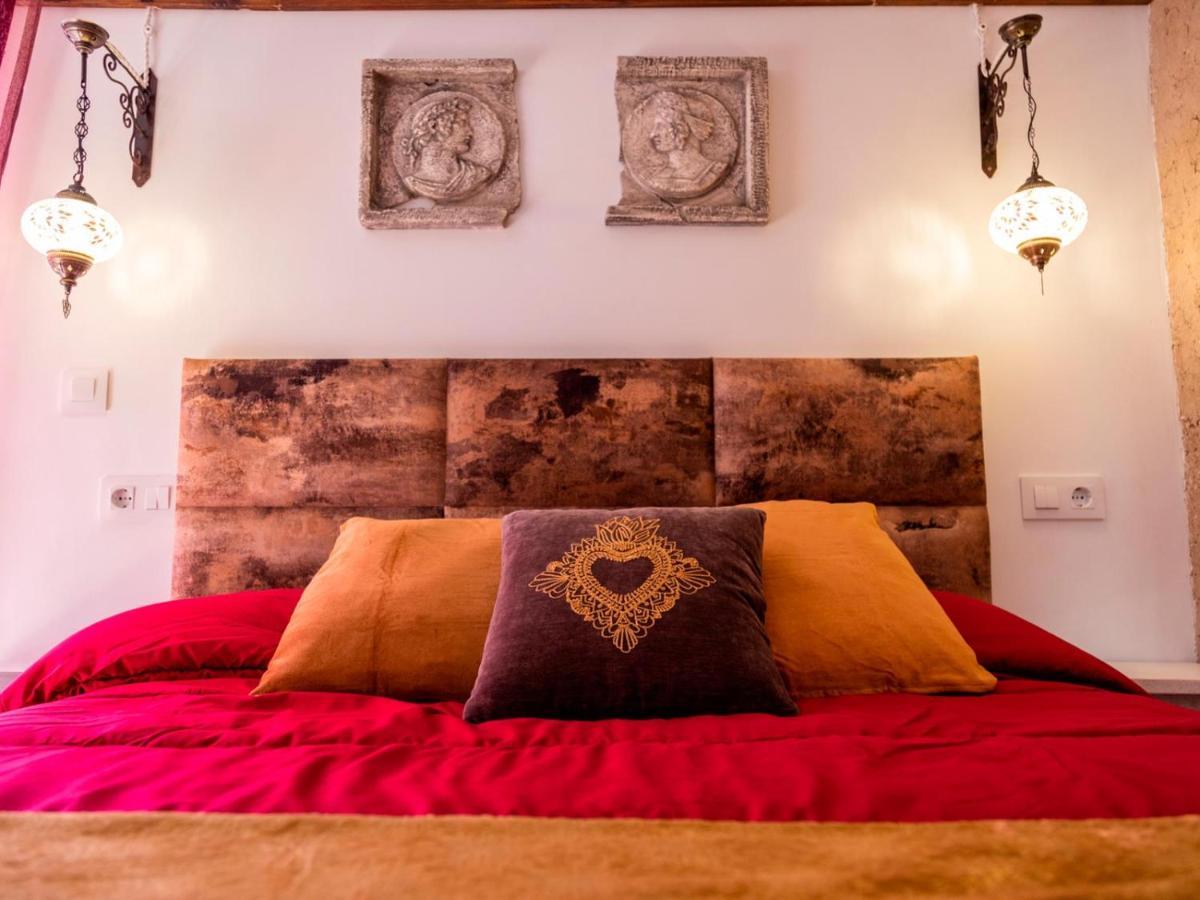 Domus Lapidis - *