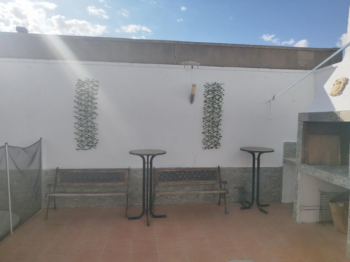 La Mancheguita: Family With Pool And Bbq In Madrigueras