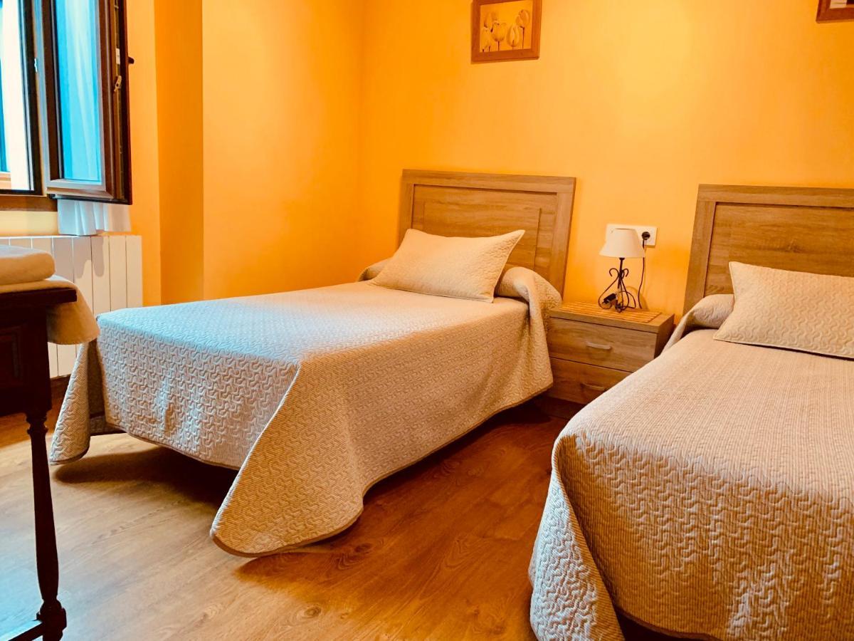 Hostal La Serna Guest house *