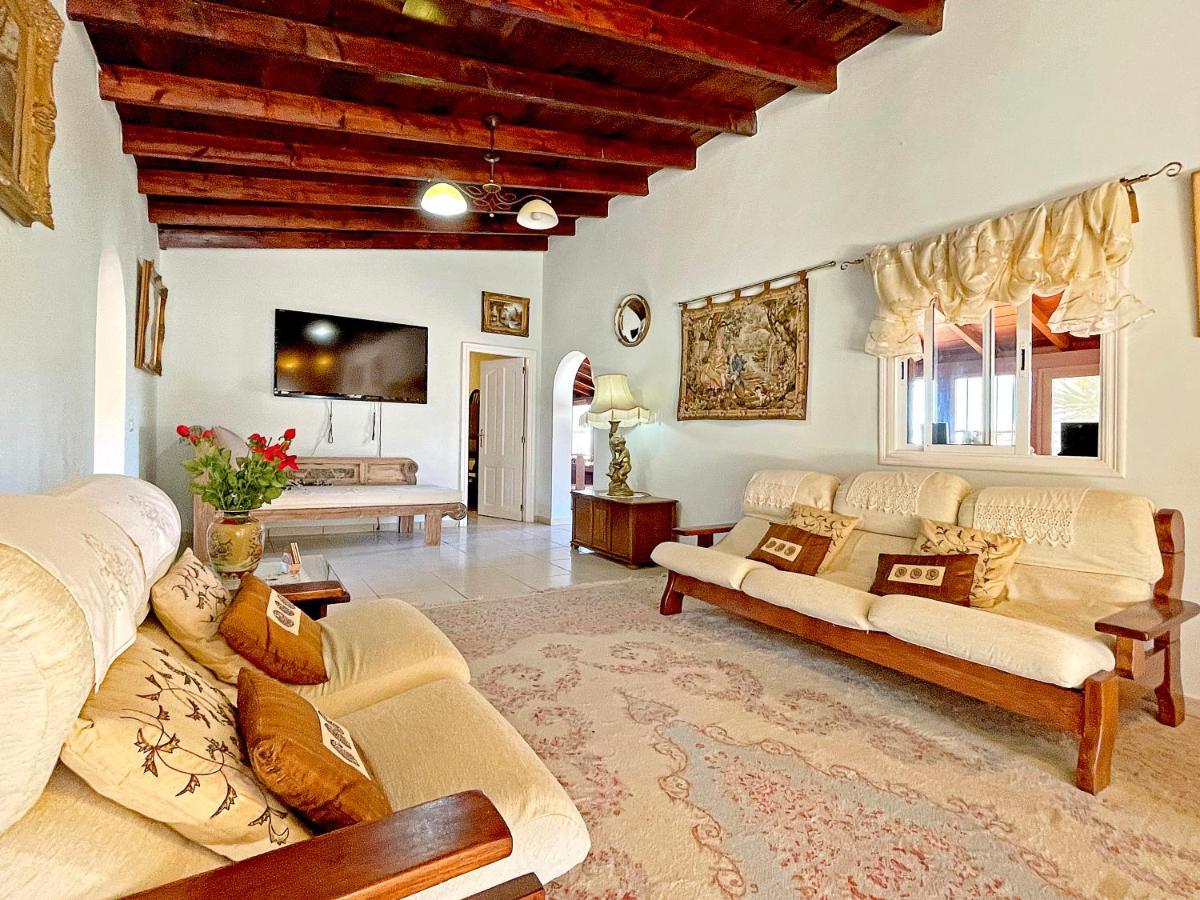 Chalet Exquisite Rural House With Garden, Pool And Sea Views
