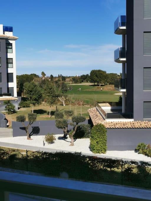 Moderno En Nova Golf & Met Apartment