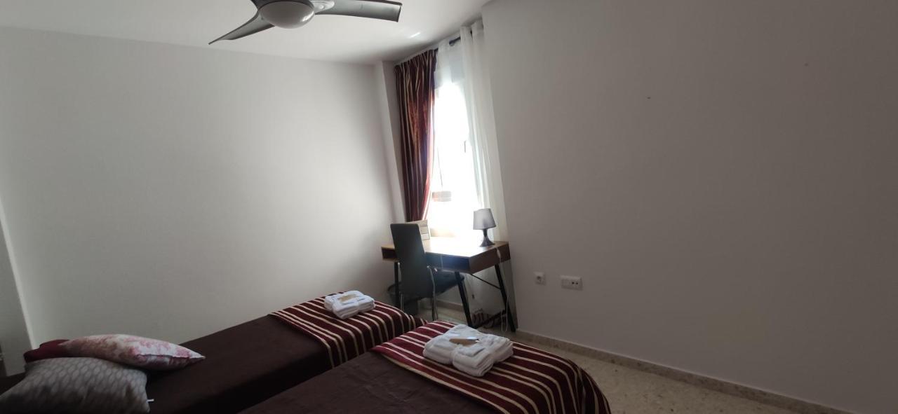Jt Chiclana, ,parking, Aire, Wifi, Tv, Terraza Apartamento *