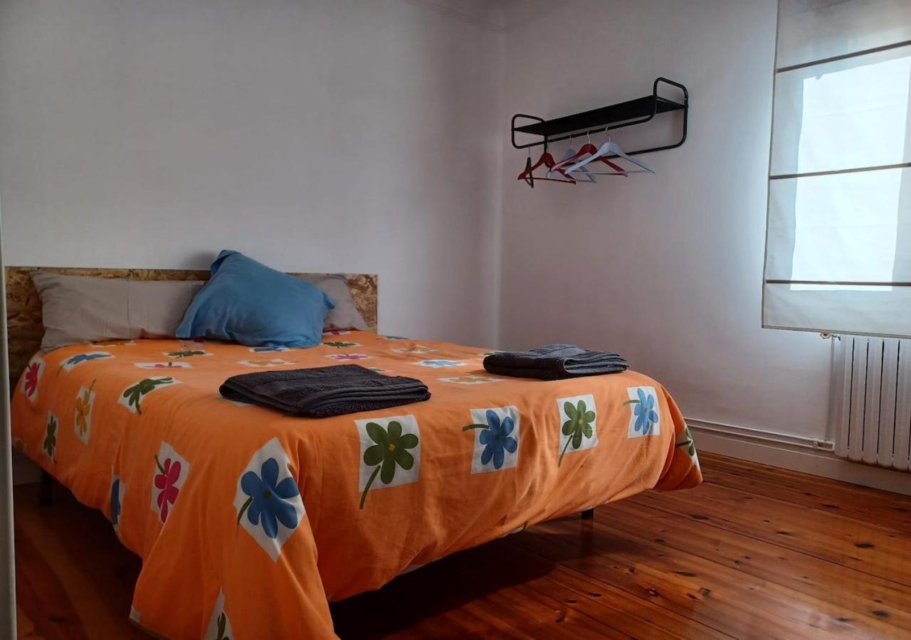 Habitación en casa particular En El Atico De Tona Mirando A La Bahia De *