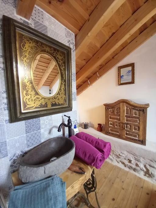 Casita Con Encanto: Tranquil Sierra Madrid Retreat With Wi-fi Chalet *