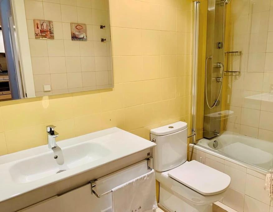 Apartamento Precioso - Moderno Terraza Y Parking, 2 Hab, 2 Banos, 6-7 Pers - Dispo Abril Y Mayo *