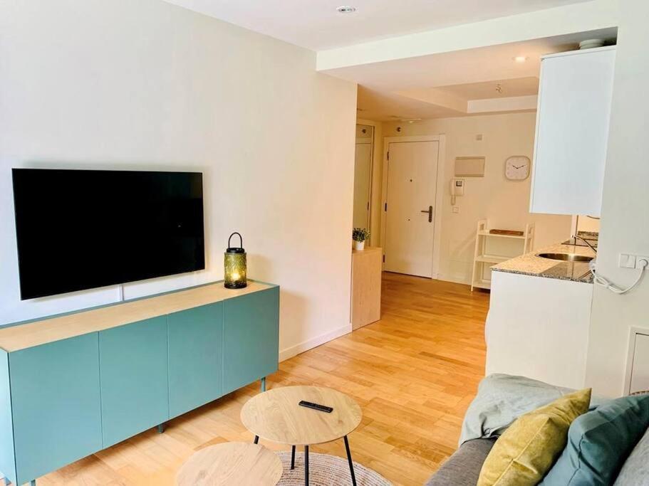 Apartamento Precioso - Moderno Terraza Y Parking, 2 Hab, 2 Banos, 6-7 Pers - Dispo Abril Y Mayo *