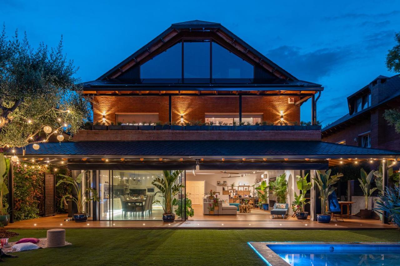 Barcelona's Tropical Oasis Villa