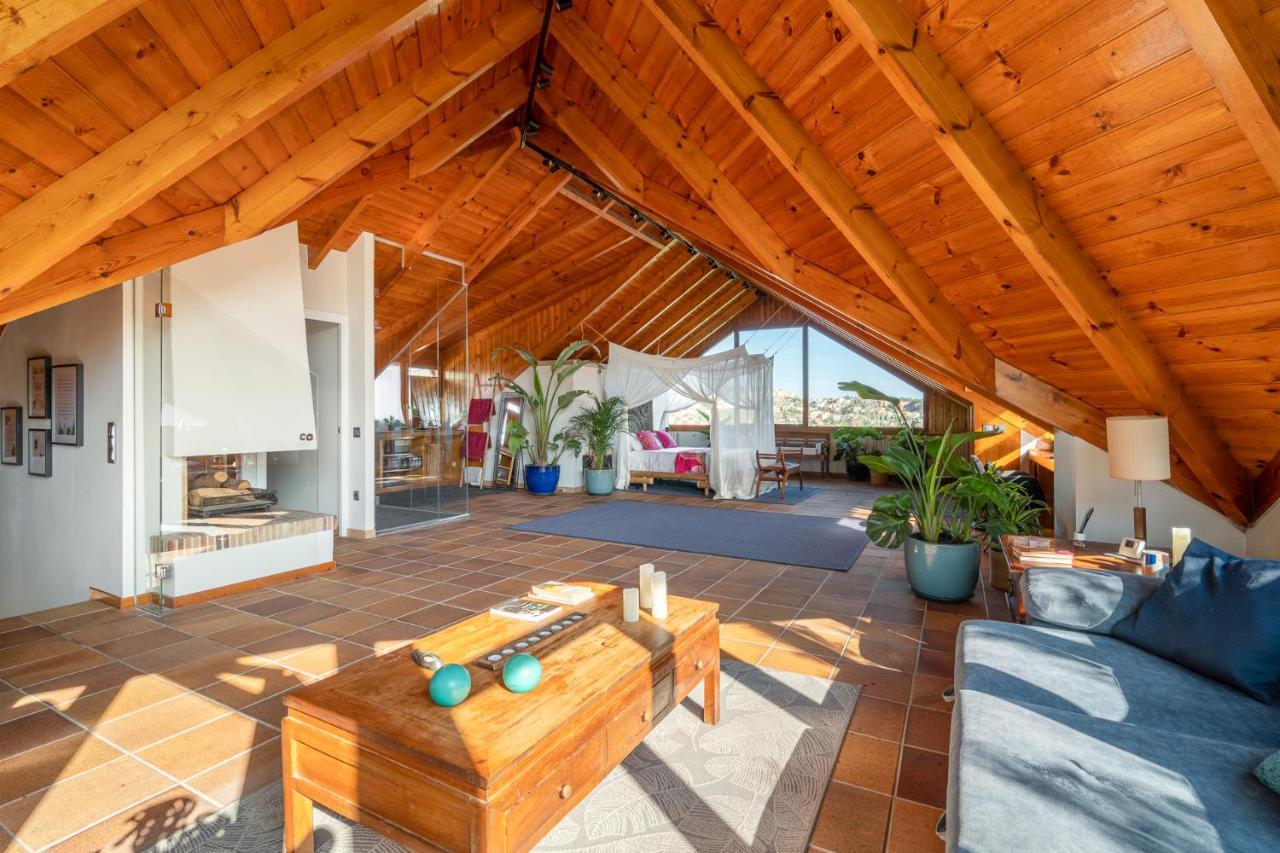 Villa Barcelona's Tropical Oasis