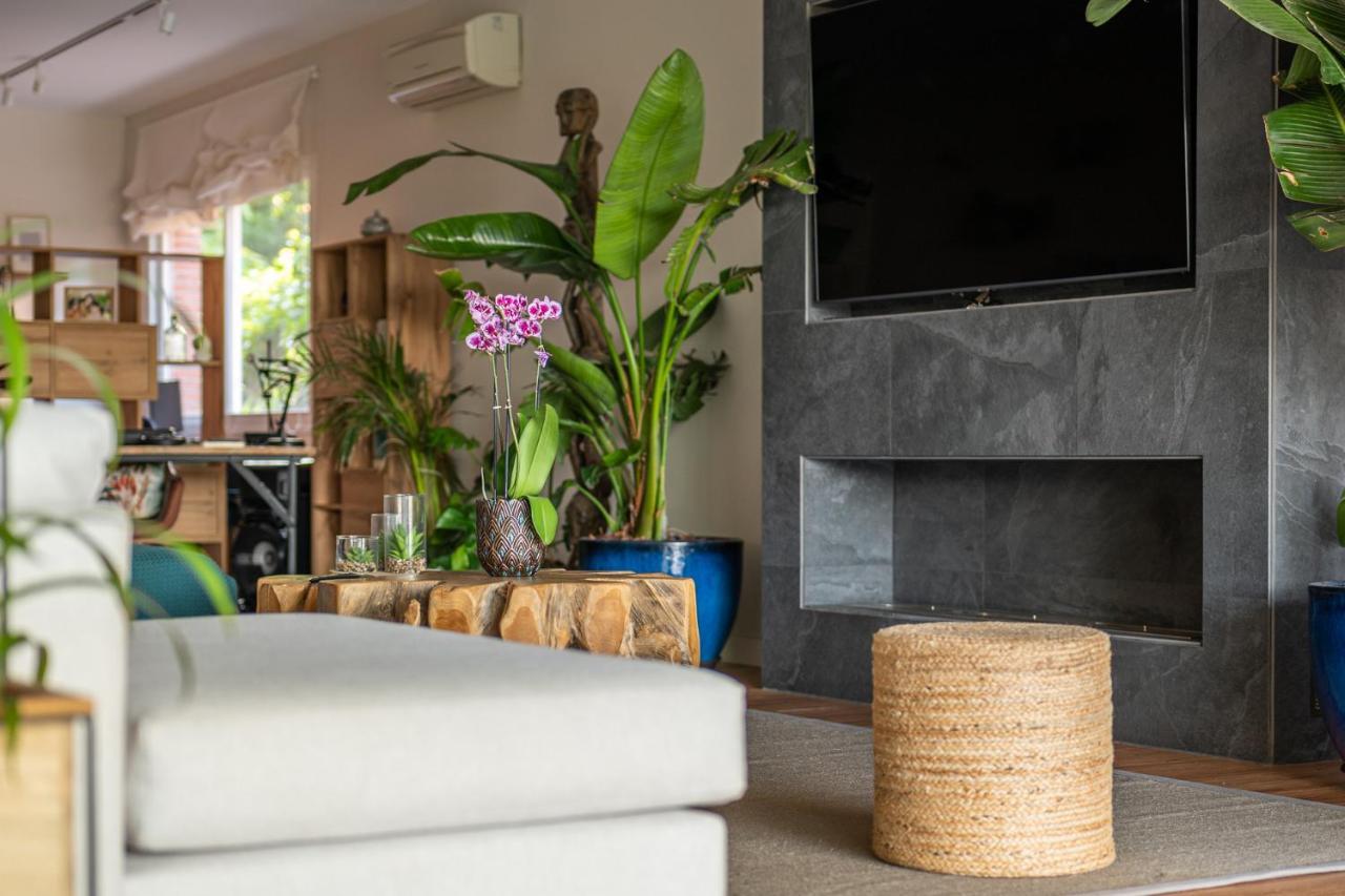 Barcelona's Tropical Oasis Villa