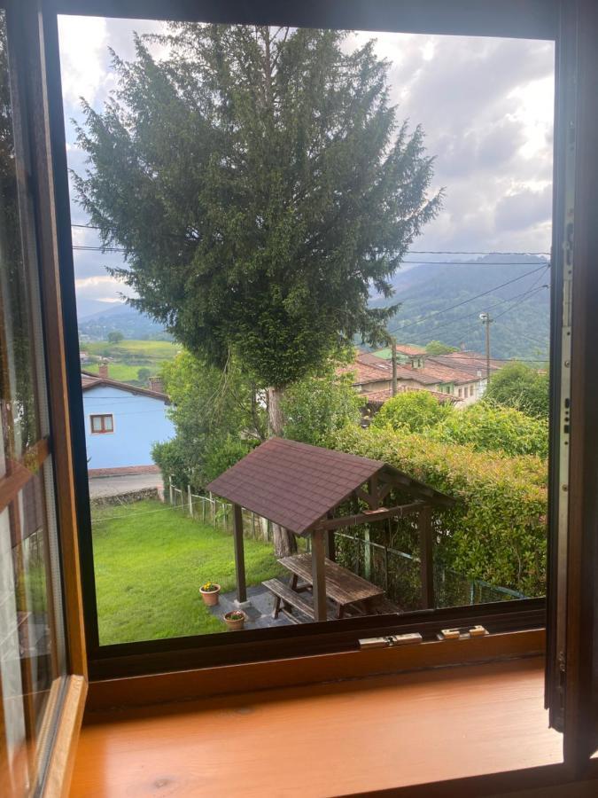 Casa Luisa Biedes, Pilona * Infiesto
