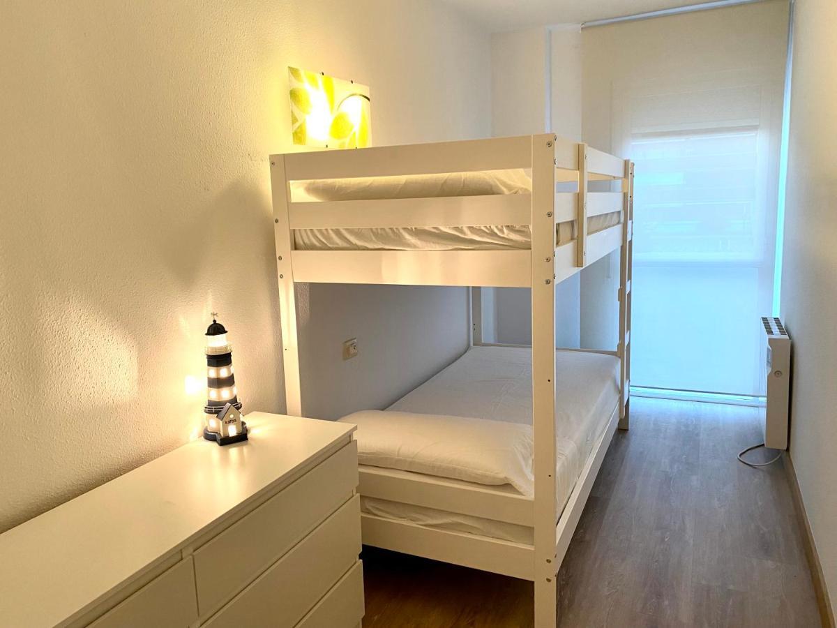 Con 3 Habitaciones, Terraza Y Jardin Comunitario Con Piscina En Apartment