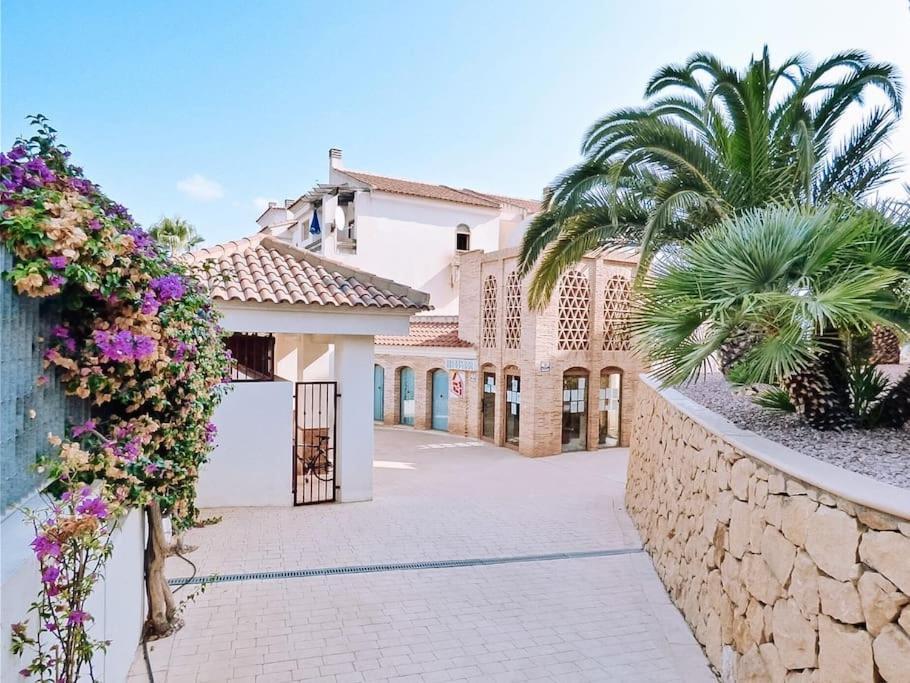 Soleado Con Piscina Y Terraza Privada. Apartamento *