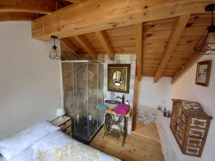 Chalet Casita Con Encanto: Tranquil Sierra Madrid Retreat With Wi-fi Villavieja del Lozoya