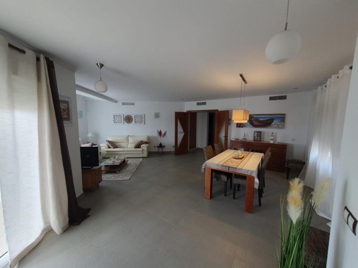 Apartamento Espacioso En Primera Linea Del Mar *