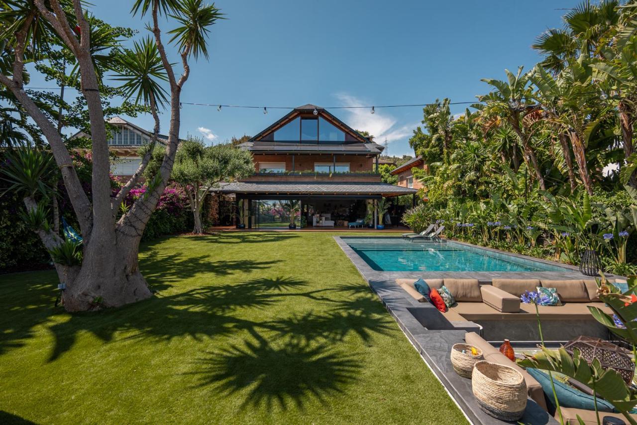 Barcelona's Tropical Oasis Villa *
