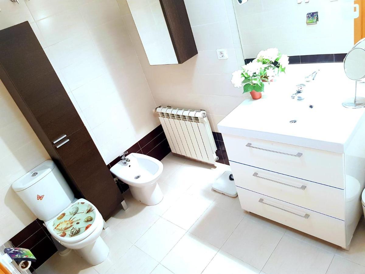 Piso Amplio De 3 Habitaciones, 2 Banos, Ascensor Y Parking *