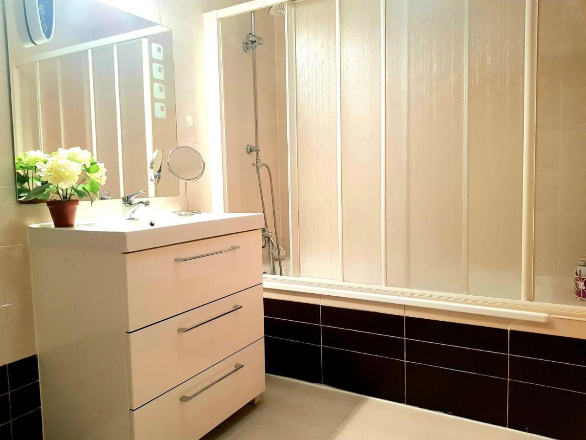 Piso Amplio De 3 Habitaciones, 2 Banos, Ascensor Y Parking