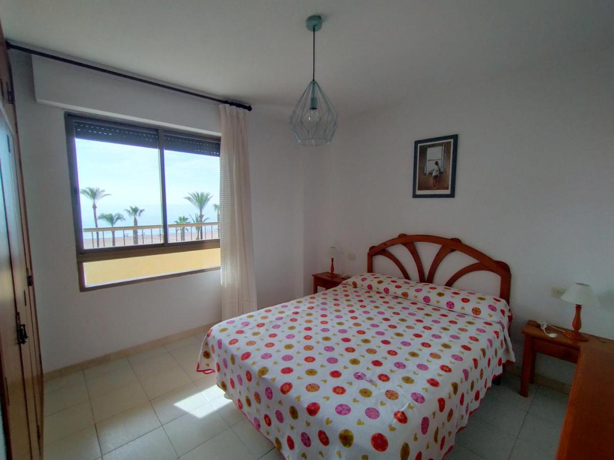 Apartamento En 1ª Línea Con Piscina. Edificio Albatros Ii