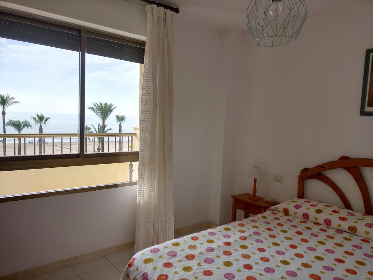 Apartamento En 1ª Línea Con Piscina. Edificio Albatros Ii *