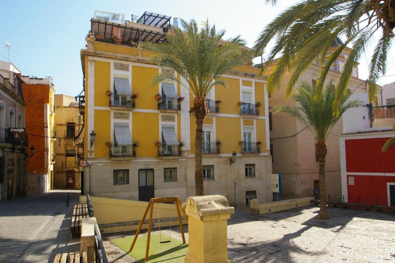 Edificio Amarillo En El Barrio Apartment *