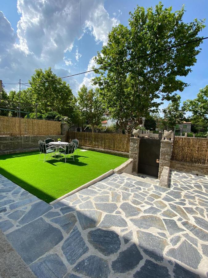 Casa Con Jardin Gatos * Las Navas del Marqués