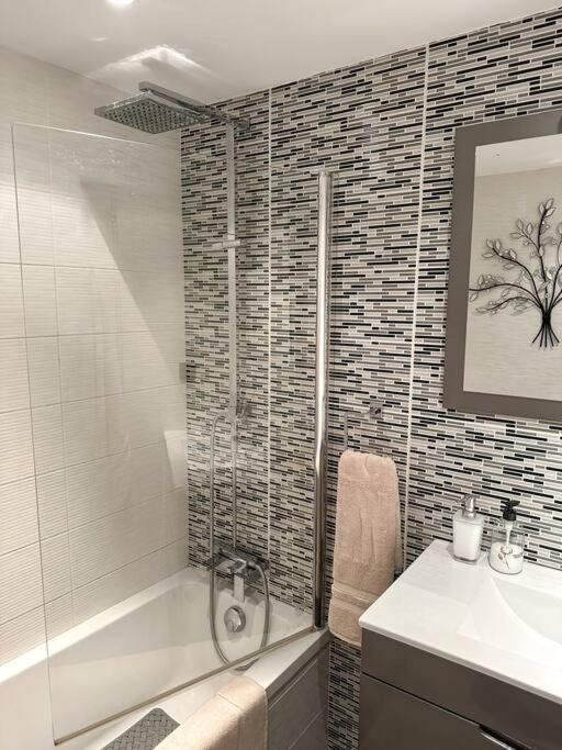 Elegant 2-bedroom With Beautiful Views Apartment *