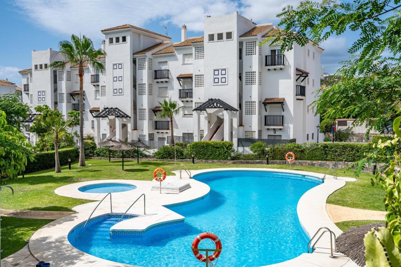 Apartment 11 Modern Apt With Sea Views, Two Poolareas, Close To Parks & Beaches